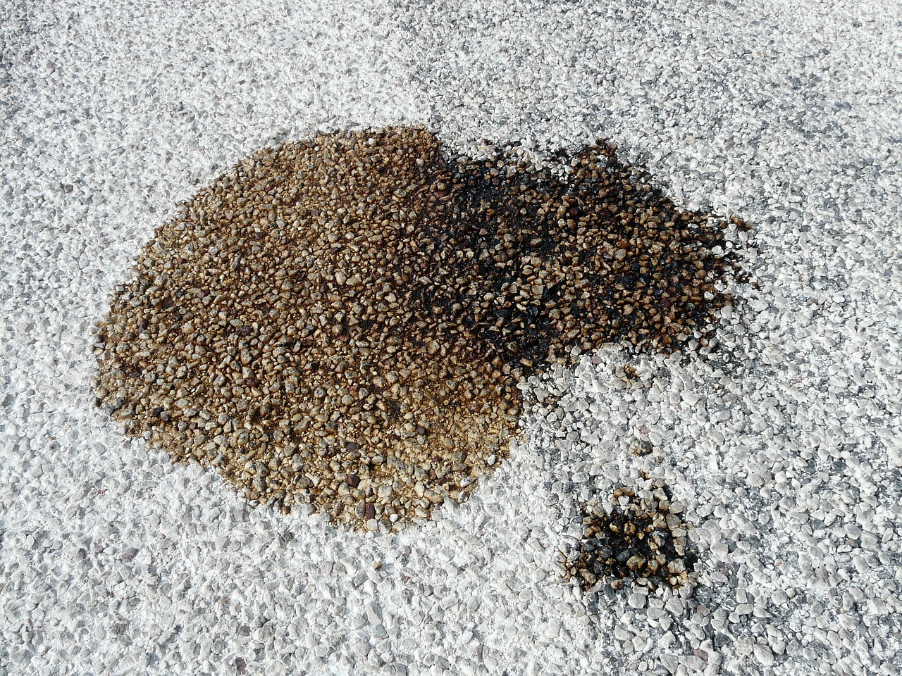 Comment enlever une tache de gasoil sur le sol bitumé ?