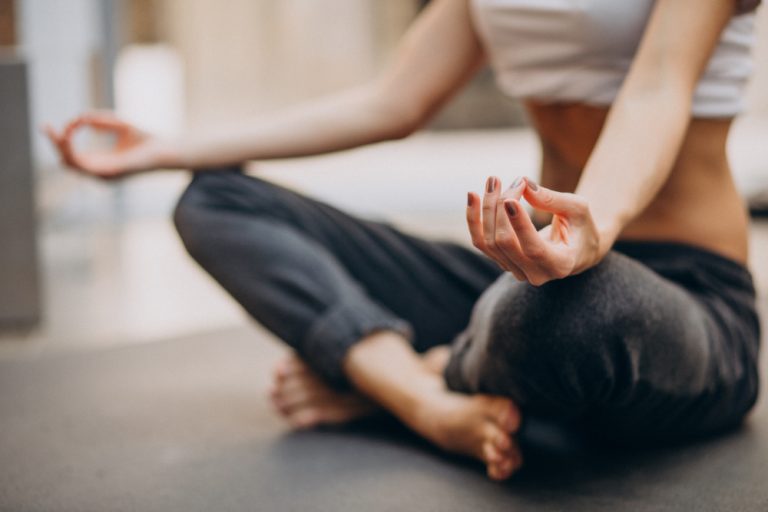 Comment améliorer sa posture en faisant du yoga à la maison ?