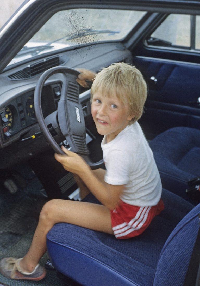 Tout savoir sur la réglementation concernant l’âge d’un enfant devant une voiture