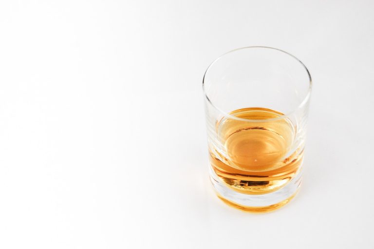 Où trouver un coffret de verres à whisky, offrant à la fois un choix varié et une élégance pour la dégustation de cette boisson ?
