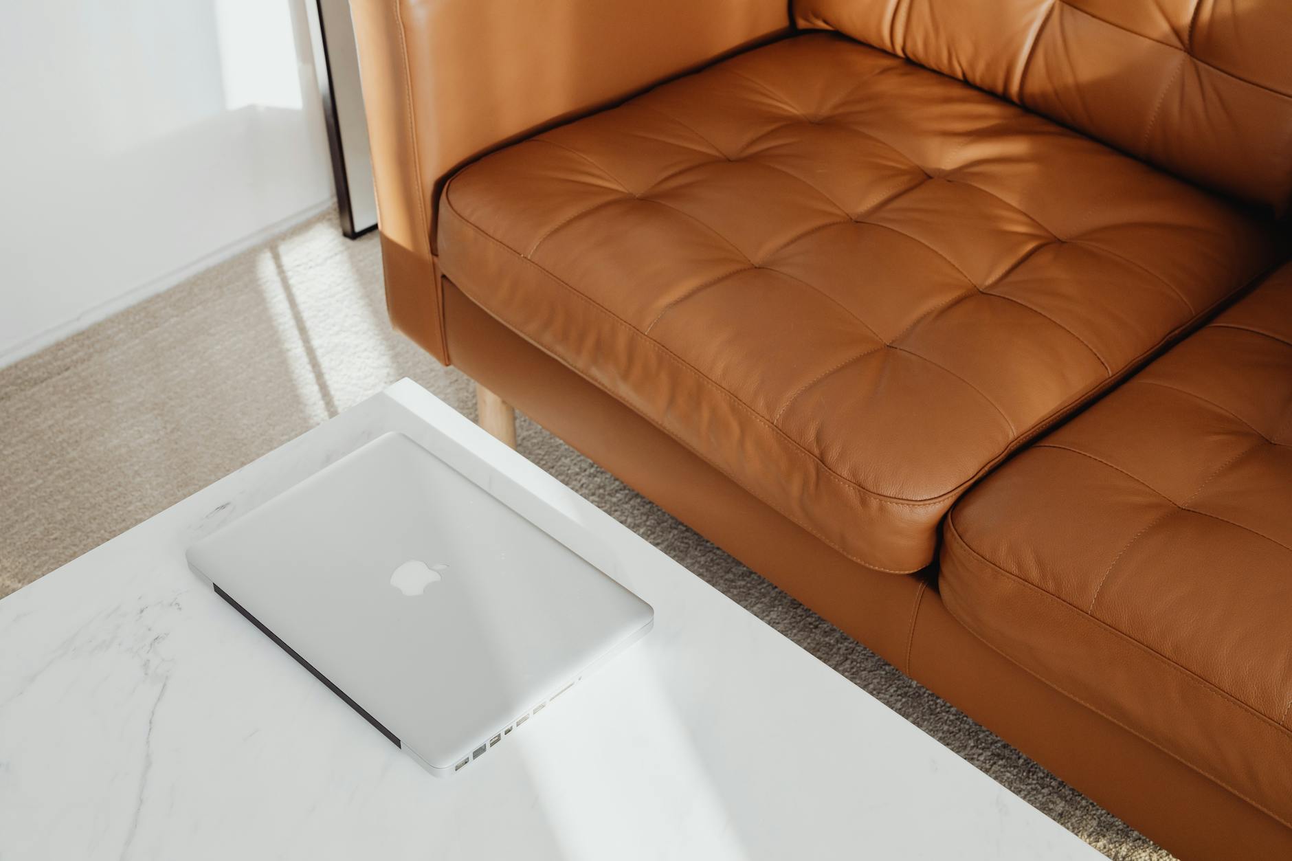 Comment puis-je nettoyer et entretenir un canapé en cuir blanc ?