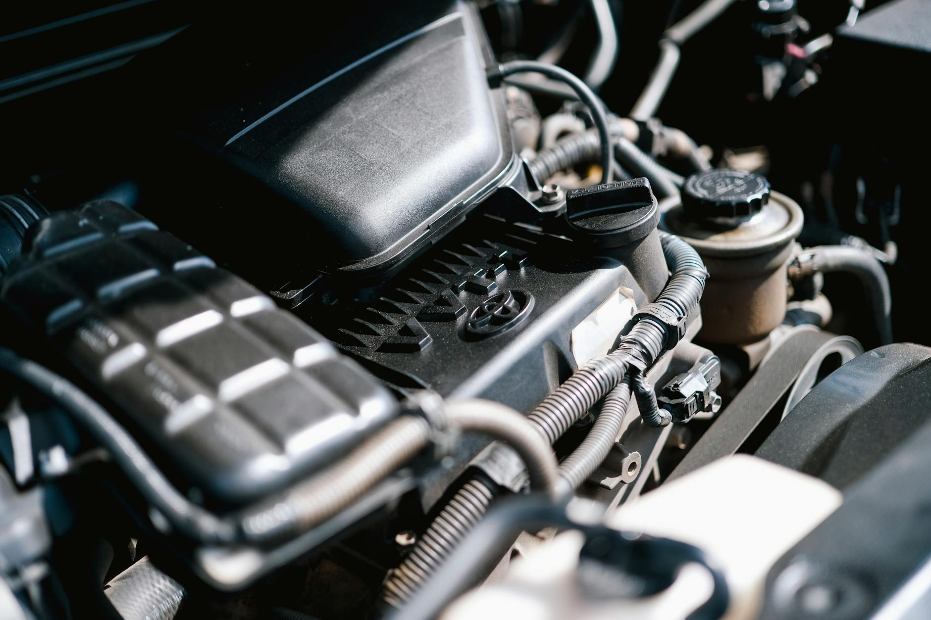 Carburant dans une tondeuse : Remplir le réservoir de carburant