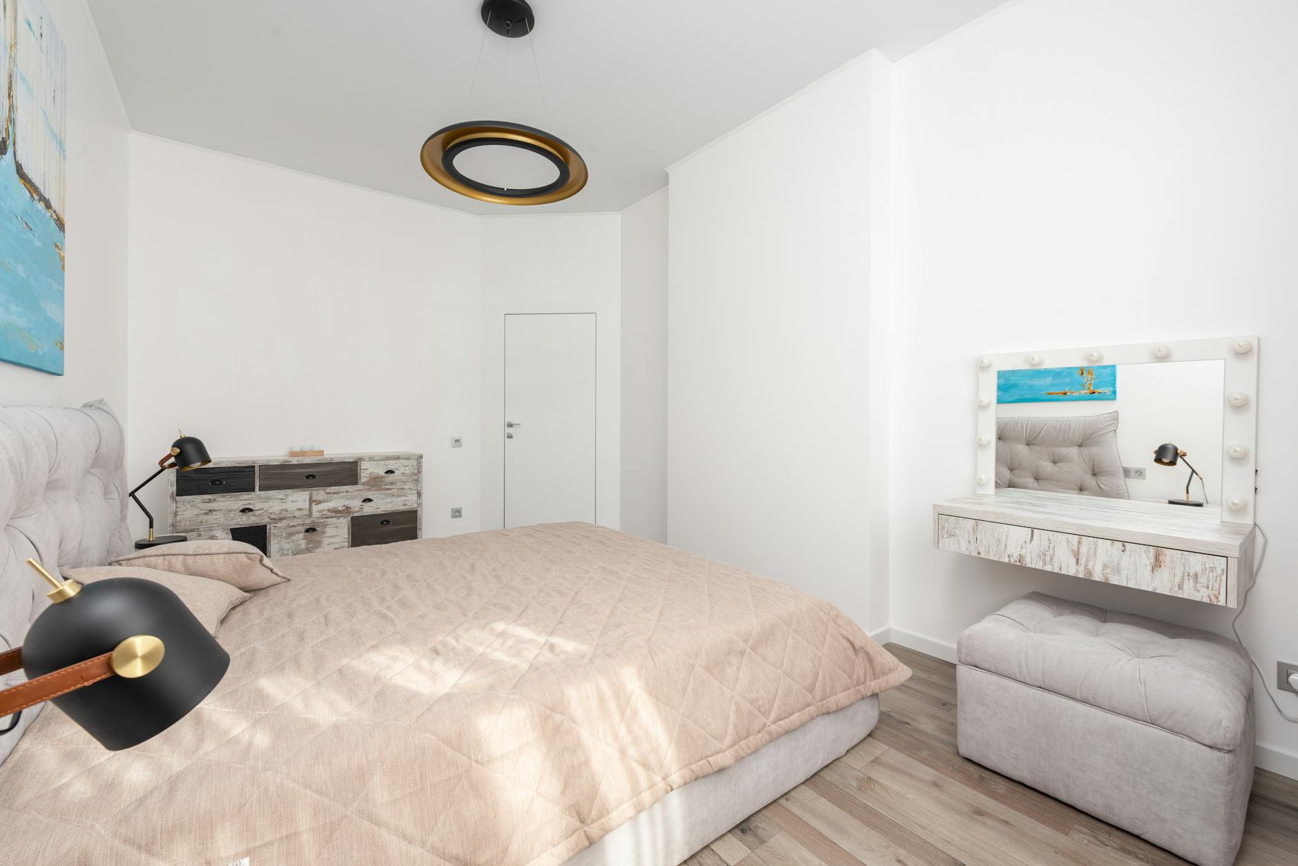 Accrocher un miroir : la bonne fixation selon son poids